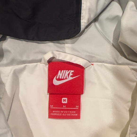 Nike Women's Two-Tone Windbreaker Jacket - Picture 4 of 4